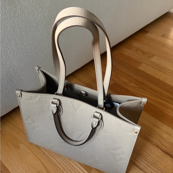 Authentic Louis Vuitton Turtledove Giant Monogram On the Go MM Tote - Picture 15 of 16